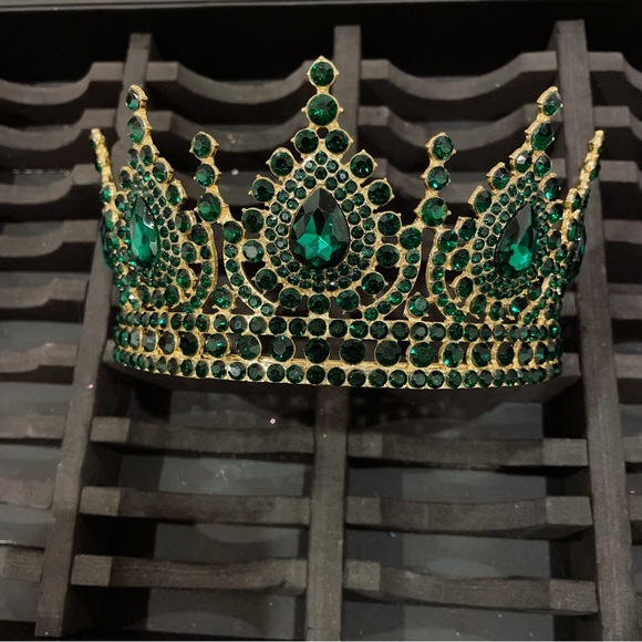 Jewelry - 91t. Green and Gold